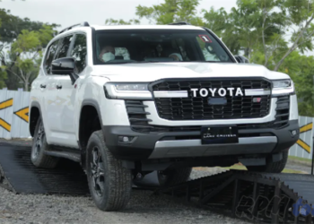 mobil toyota land cruiser